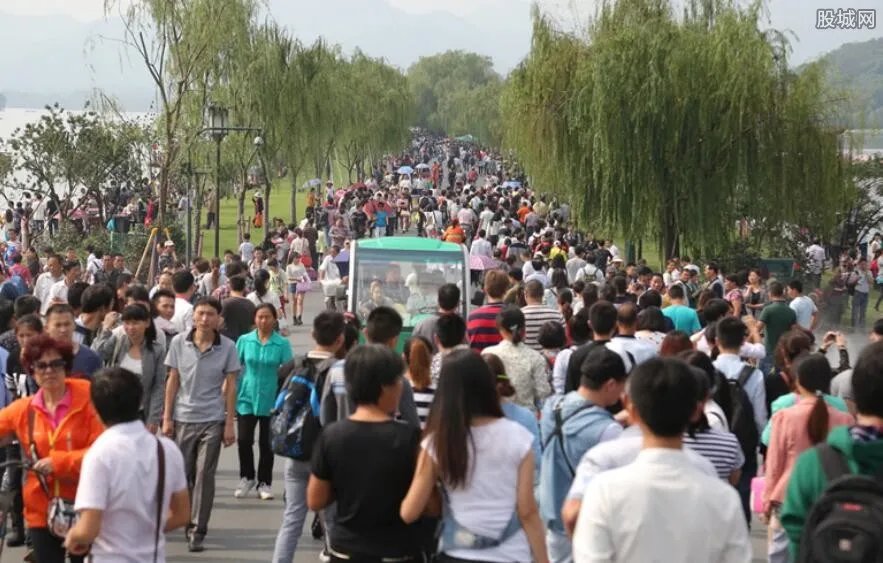 国庆前3天全国旅游收入超2千亿元 你贡献了多少？