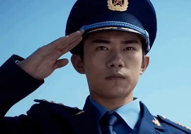 易烊千玺照片登初选合格证，眼神坚定，这是千纸鹤的骄傲吗？