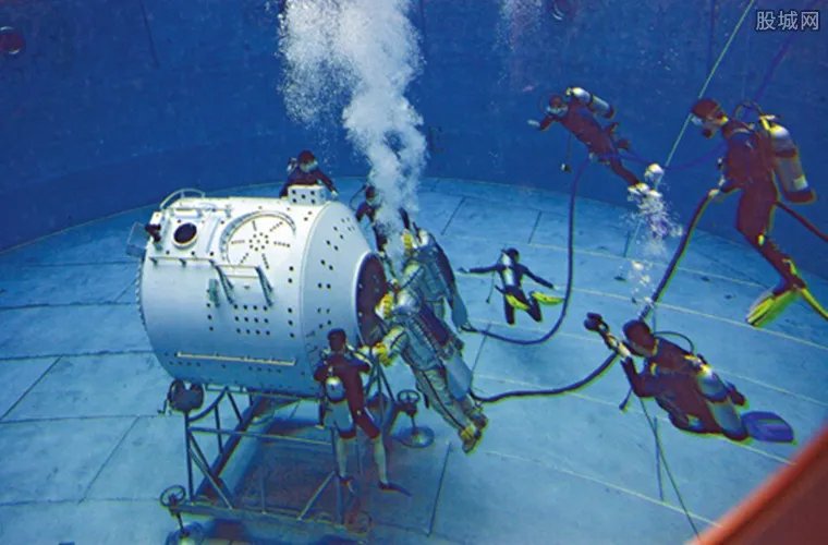 飞天水下训练服 中国自主研制的水下训练服装今日亮相