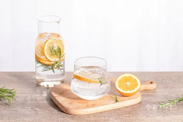 柠檬片泡水的副作用