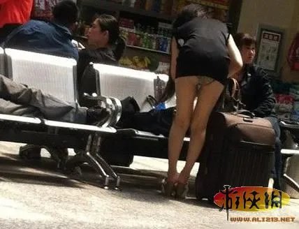 7寸高跟鞋踩别人啥感角?瞬间热辣雷人囧图