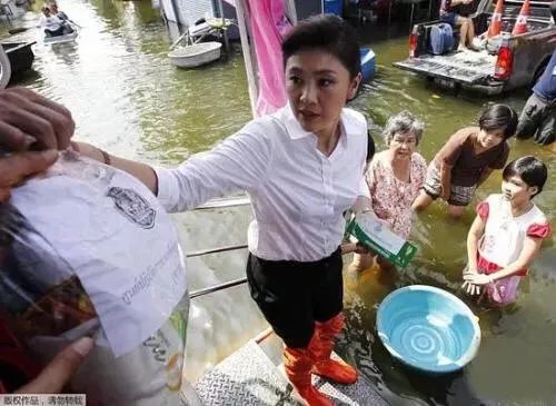 英拉现身英国商场