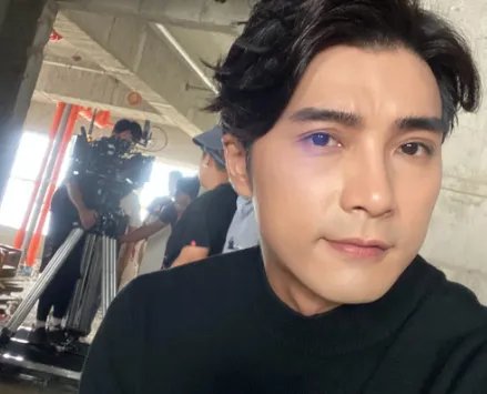 贺军翔妻子提前两周剖腹产,其原因是什么?