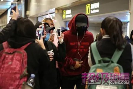 黄子韬抵京被包围 “俯卧韬”的形象早已深入人心