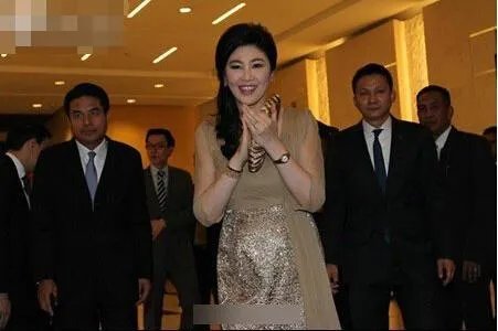 英拉现身英国商场