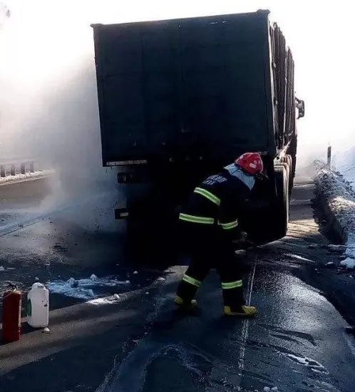 高速驶来火轮车,高速上发生事故后该怎么办?