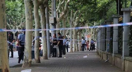 男子校门口持刀行凶致4学生受伤，他会被如何判决？