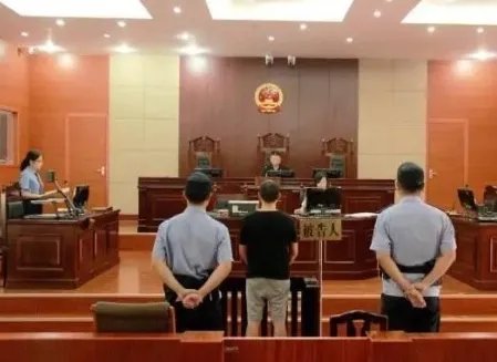 浙江男子不服判决，向法院送侮辱性锦旗，男子的行为有多恶劣？