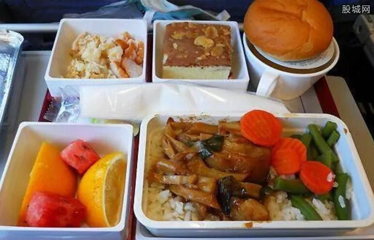 男子飞机餐吃铁环 航空公司赔偿价值200元飞机模型