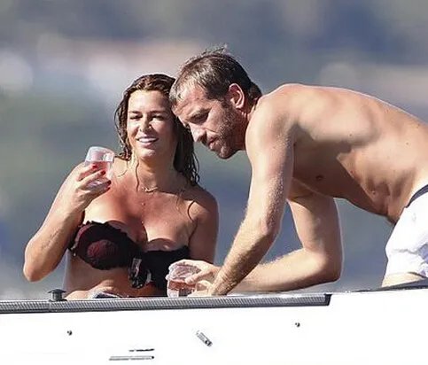 范德法特女友半裸水中热吻 新女友竟是前妻闺蜜