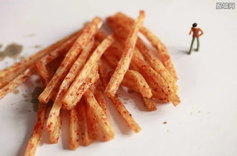 卫龙辣条吃出虫子 有图有真相虫子发胖好恶心