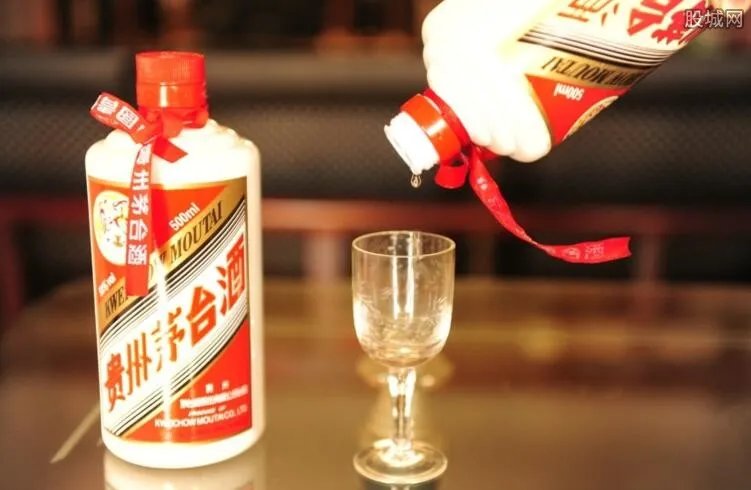 贵州茅台跌破700元 茅台股息率为什么逐年下降？