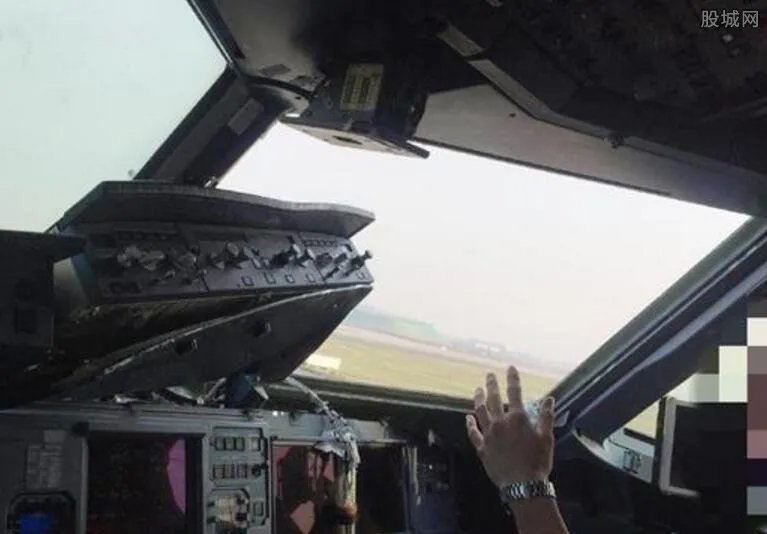 川航挡风玻璃破裂 万米高空发生惊险一幕官方展开调查