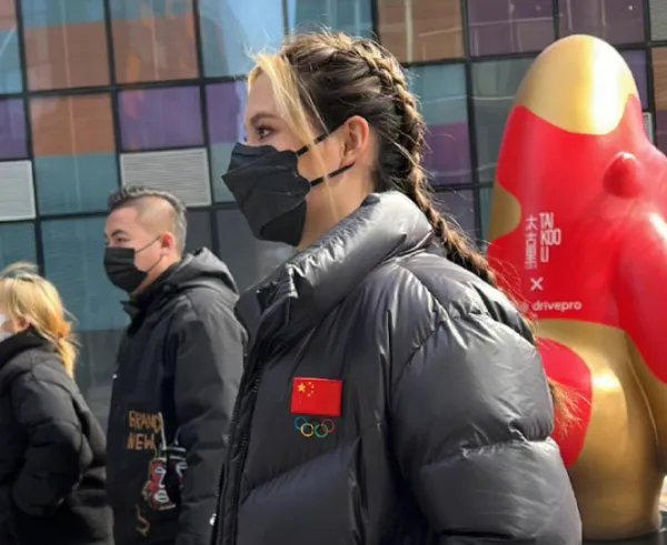 谷爱凌在三里屯参加活动生图释出，她在平时生活中是什么样的？