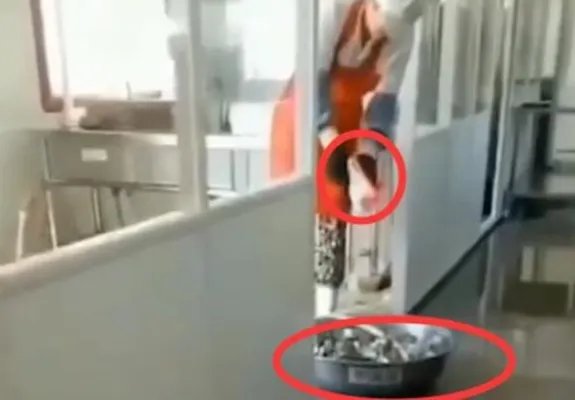 食堂用脚刷餐具什么情况：竟然发生在小学食堂令人愤怒