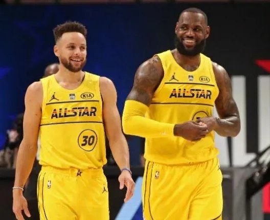 詹姆斯支持库里当选MVP，你觉得库里今年的表现如何？