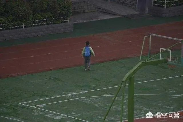 小学生立雨中敬礼事件是怎么回事？