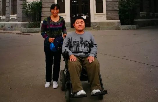 对于妈妈背患病儿子一路读到清华博士，网友怎么看？