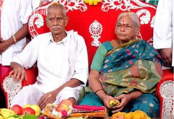 74岁老太生双胞胎女儿登热搜，年龄那么大他们还有能力照顾孩子吗？