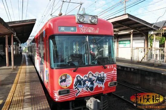 太变态了 日本怪人猥琐“侵犯”火车上的小萝莉