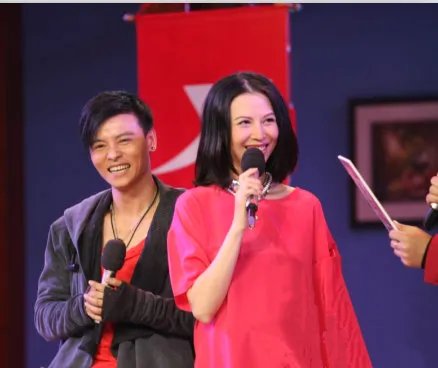 张晋蔡少芬天天向上宣传爱家日 秀恩爱在无形中虐狗无数