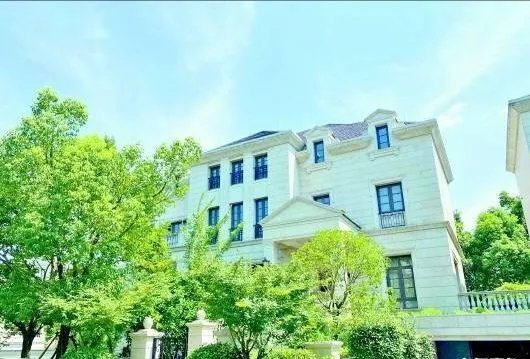 别墅被侵占拍剧房主索赔300万是怎么回事?