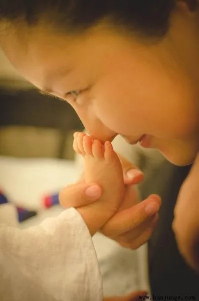 如何看待何洁离婚案后表示”孩子我养”？