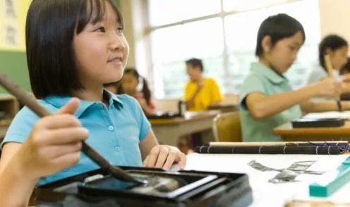 父亲欲接下跳楼的女儿被砸身亡，具体是什么情况？