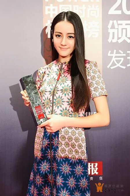 曝迪丽热巴童年照 粉丝惊呼从小美到大