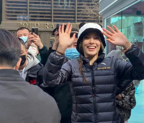 谷爱凌在三里屯参加活动生图释出，她在平时生活中是什么样的？