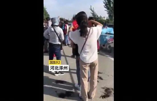 老师回应家长校门口给孩子剪发 网友:为什么非要盯着头发不放?