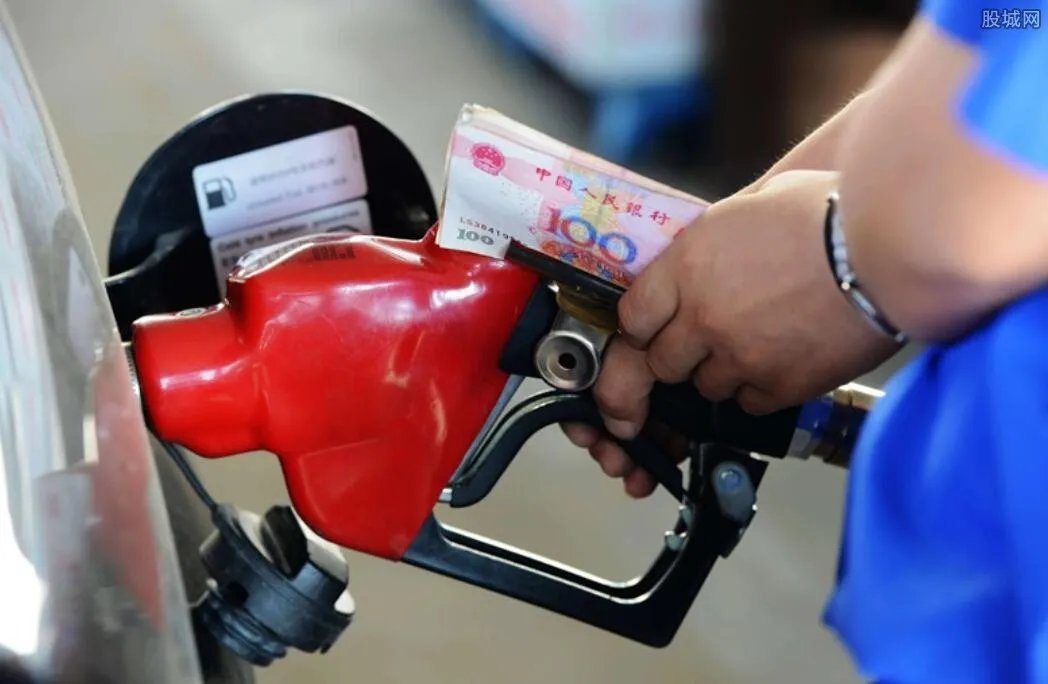 油价五连降!加满一箱油少花8元 油价还会继续跌吗?