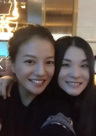 赵薇素颜为员工庆生 嘟嘴献吻与寿星玩亲亲