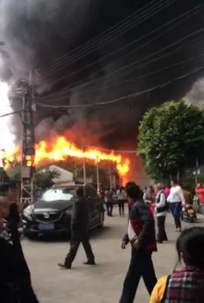 广东佛山一床上用品仓库起火是什么情况?