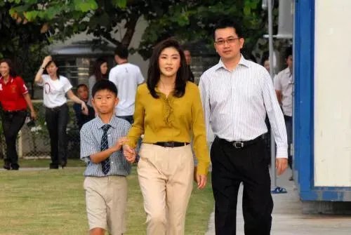 英拉现身英国商场