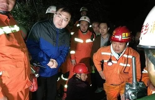 8人被困地下溶洞获救没有?