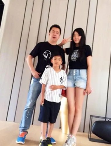 欣赏王中磊为女儿送行图片 秀出一个总裁老爸的另类风范