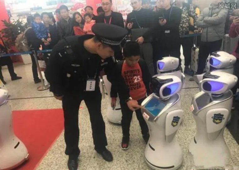 机器人警察编队 集众多功能于一身助力春运安保