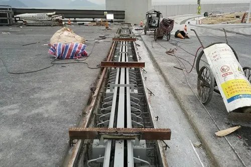 混凝土伸缩缝怎么处理