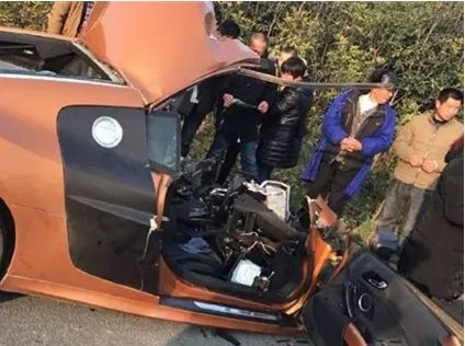 自拍奥迪r8飙车是怎么回事?