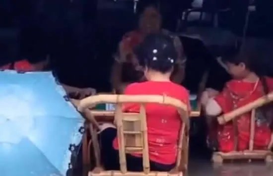 成都大妈洪水中打麻将 现场画面曝光竟然是这样的