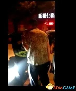 延安男子狂扇交警耳光 嚣张道：从小到大都是我打人