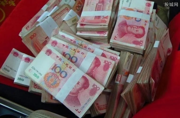 带750万现金购物 携带大量现金到商场大肆扫货