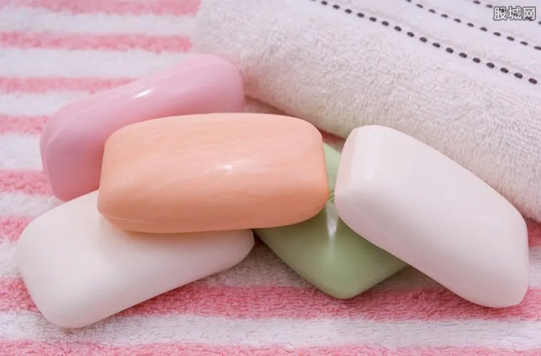 食堂废油做香皂 变废为宝成本只花了40元