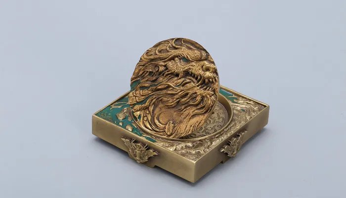 共和国勋章是什么材质