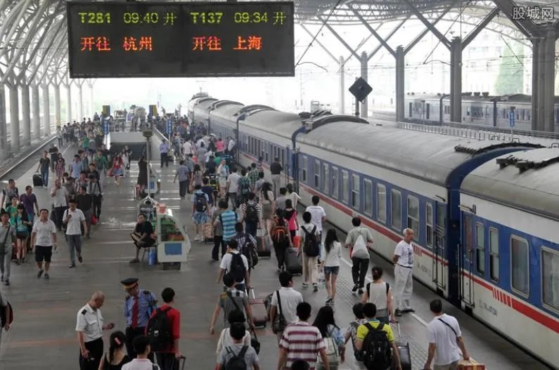 实拍上海虹桥火车站旅客离沪 遇离沪潮进站排2小时