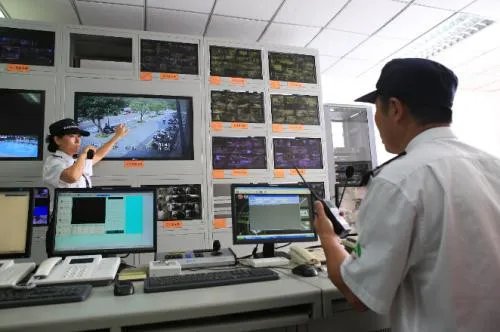 小区玻璃自爆物业赔吗