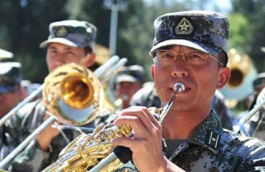 联合军乐团中58岁老兵面对镜头不舍哽咽，他不舍的究竟是什么？