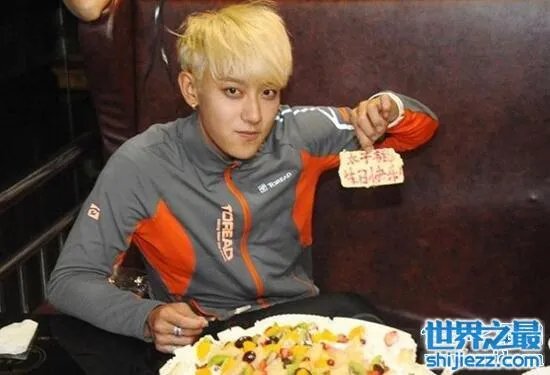 黄子韬庆生自称太子，排场大各种前辈捧场如大牌 