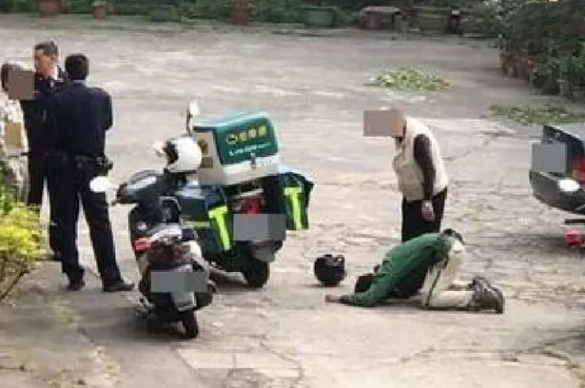 快递员被逼磕头道歉是怎么回事？